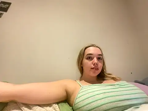 Snapshot of violetcutie chatting on September 2025 08:53:01 PM violetcutie online show from September 2025 08:53:01 PM