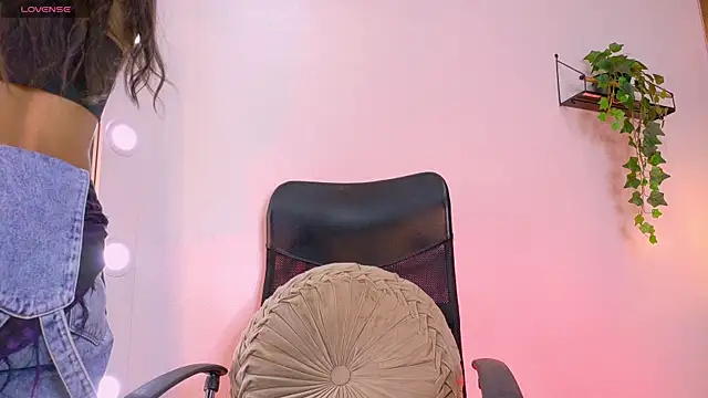 Snapshot of TiffValentinee_ chatting on October 2025 05:58:02 PM TiffValentinee online show from October 2025 05:58:02 PM