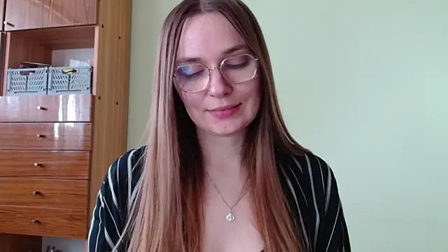 LooveELLYx online show from April 2026 01:38:02 PM