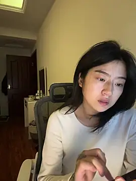 Olivia-l online show from December 2025 12:21:02 PM