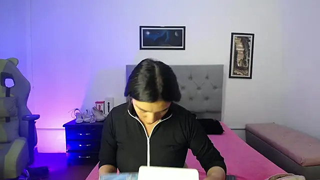 Esmeraldaa- online show from October 2025 04:33:01 AM