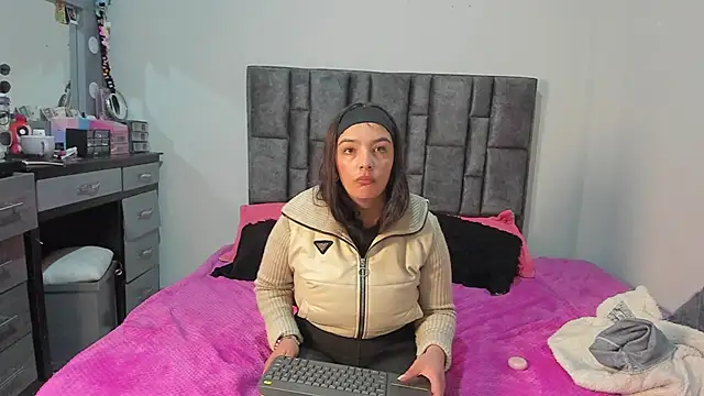 Snapshot of Esmeraldaa- chatting on April 2026 11:00:02 PM Esmeraldaa- online show from April 2026 11:00:02 PM