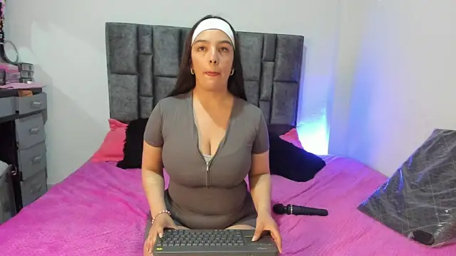 Snapshot of Esmeraldaa- chatting on May 2026 11:42:01 PM Esmeraldaa- online show from May 2026 11:42:01 PM