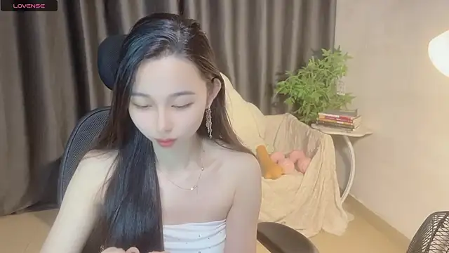 Yin-LL online show from October 2025 12:39:02 PM