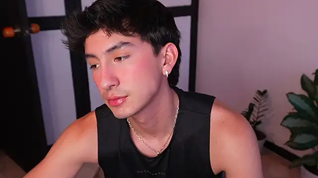 sweettaaron01 online show from June 2026 11:05:01 PM