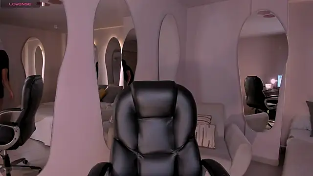 SarahYates online show from April 2026 05:02:02 AM