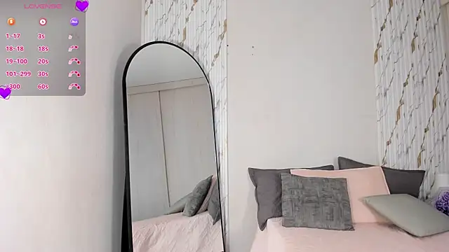 Snapshot of MissVioleet_ chatting on April 2026 05:20:02 PM MissVioleet online show from April 2026 05:20:02 PM