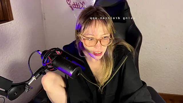 Snapshot of ReenKitty chatting on June 2026 04:59:01 AM ReenKitty online show from June 2026 04:59:01 AM