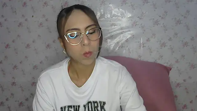 Snapshot of Roselingalvis13 chatting on June 2026 02:05:02 AM Roselingalvis13 online show from June 2026 02:05:02 AM