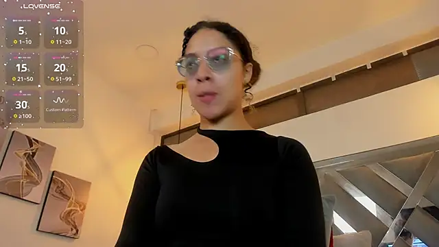 Hanna Cornee  online show from November 2025 01:34:02 PM