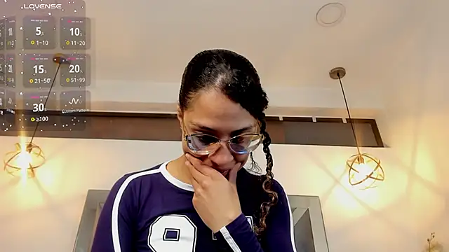 Hanna Cornee  online show from November 2025 01:33:02 PM