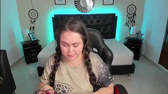 LolaVillalobos online show from September 2025 03:05:01 PM