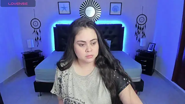 LolaVillalobos online show from November 2025 01:44:01 PM