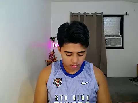 Snapshot of Hugecock2hundle_intown chatting on November 2025 07:30:01 AM Hugecock2hundle intown online show from November 2025 07:30:01 AM