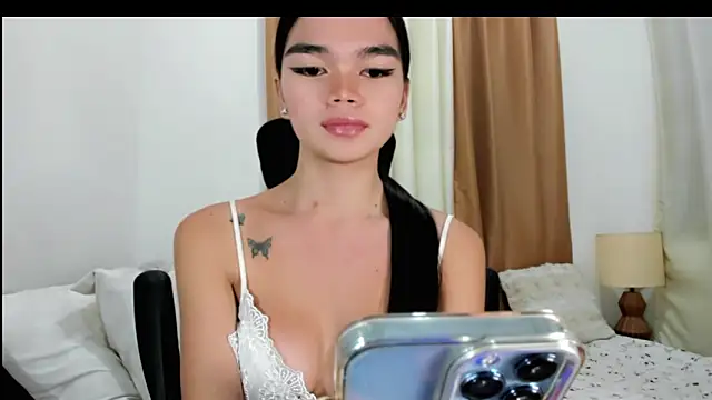 Snapshot of kendall_petite18 chatting on May 2026 08:21:02 PM kendall petite18 online show from May 2026 08:21:02 PM