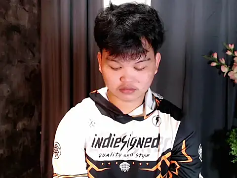 Reynelcock online show from October 2025 10:07:01 PM