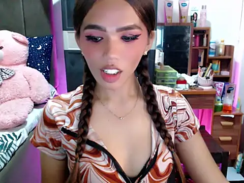 urswtasian chesca online show from November 2025 01:43:01 PM