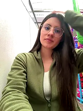 Isabella21  online show from September 2025 09:15:01 PM