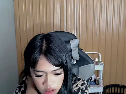 Snapshot of urcurlydiva chatting on April 2026 05:14:01 AM urcurlydiva online show from April 2026 05:14:01 AM