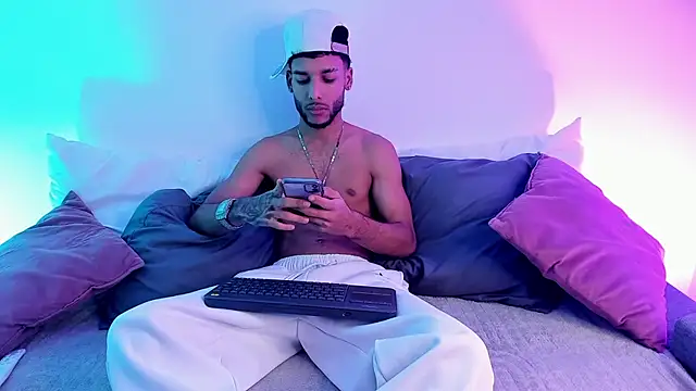 Snapshot of Thiagoferreti chatting on June 2026 04:28:01 AM Thiagoferreti online show from June 2026 04:28:01 AM