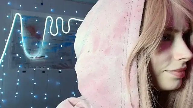 PieraMarch online show from October 2025 06:05:02 PM