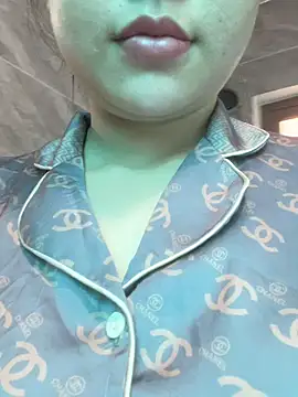 Snapshot of -Luxury chatting on February 2026 01:06:01 AM -Luxury online show from February 2026 01:06:01 AM