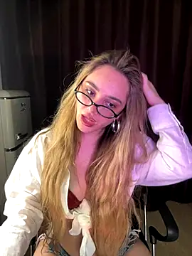 Snapshot of Chloe_Ravens chatting on October 2025 08:06:02 PM Chloe Ravens online show from October 2025 08:06:02 PM