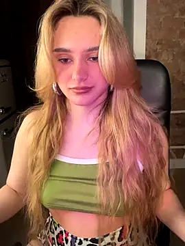 Snapshot of Chloe_Ravens chatting on October 2025 08:07:02 PM Chloe Ravens online show from October 2025 08:07:02 PM