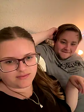 Snapshot of CurvyPaar2 chatting on September 2025 04:07:01 PM CurvyPaar2 online show from September 2025 04:07:01 PM