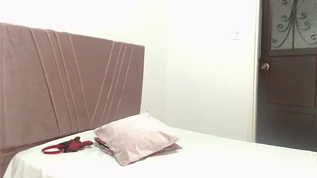 nathaly jones  online show from November 2025 12:05:01 PM