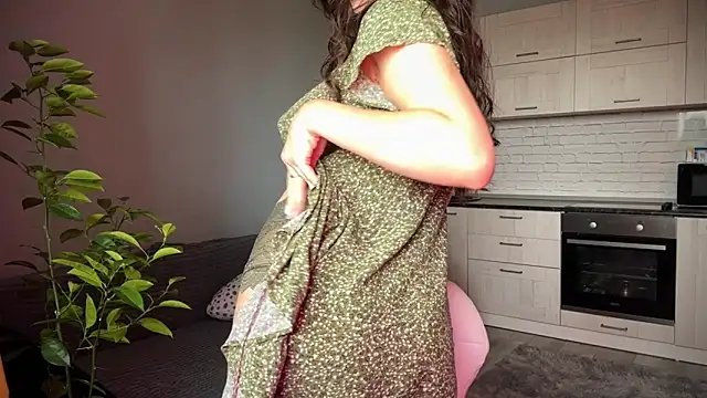 Luna Raee online show from September 2025 07:42:01 AM