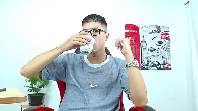 Cumandres18 online show from September 2025 01:57:02 PM