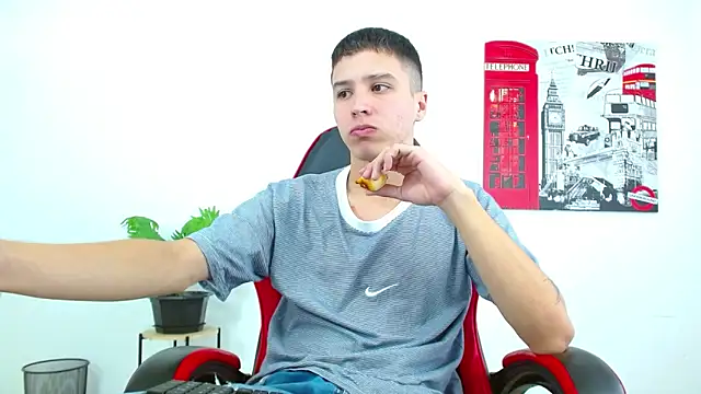 Cumandres18 online show from October 2025 02:04:01 PM