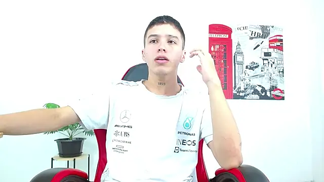 Cumandres18 online show from October 2025 02:04:01 PM