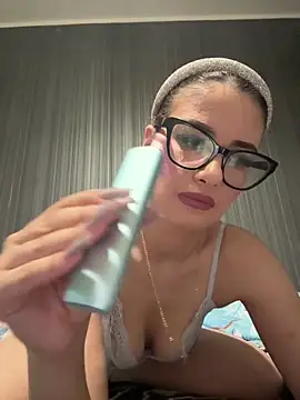 Snapshot of Larra69 chatting on May 2026 05:41:01 PM Larra69 online show from May 2026 05:41:01 PM