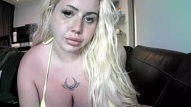 Snapshot of TiaDoll chatting on September 2025 07:25:01 PM TiaDoll online show from September 2025 07:25:01 PM