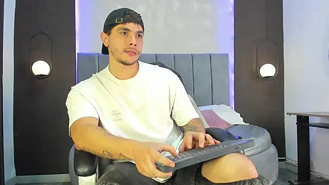 Liam walk  online show from November 2025 09:57:02 PM