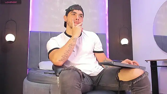 Liam walk  online show from November 2025 08:08:01 PM