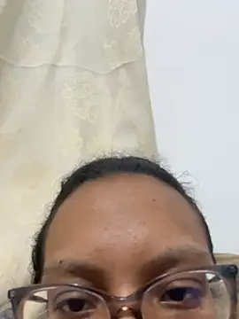 Snapshot of Valen1800 chatting on June 2026 02:05:02 AM Valen1800 online show from June 2026 02:05:02 AM