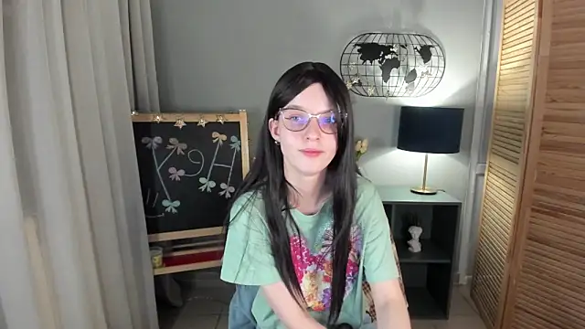 Snapshot of Madelaineses chatting on November 2025 09:27:01 PM Madelaineses online show from November 2025 09:27:01 PM