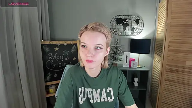 Snapshot of Madelaineses chatting on December 2025 08:45:02 AM Madelaineses online show from December 2025 08:45:02 AM