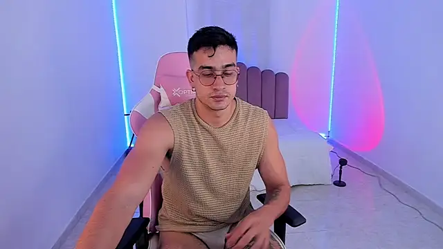 CamCumBoy online show from October 2025 07:20:02 AM