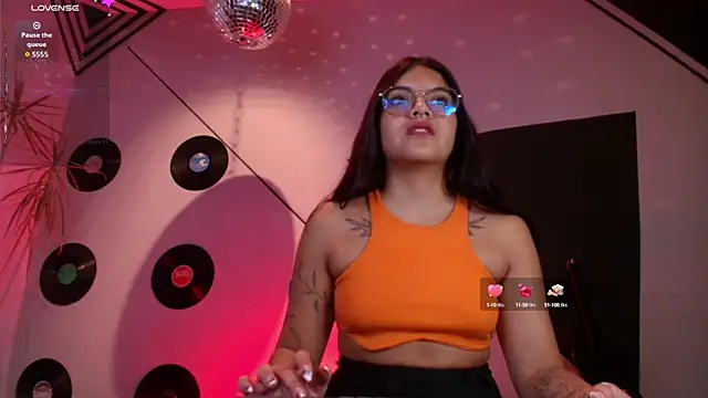 Snapshot of Lilith_and_Khloe chatting on September 2025 11:33:02 AM Lilith and Khloe online show from September 2025 11:33:02 AM