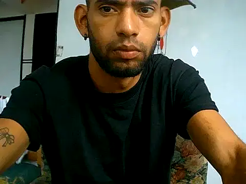 Snapshot of Negritohot2828 chatting on April 2026 02:14:02 PM Negritohot2828 online show from April 2026 02:14:02 PM