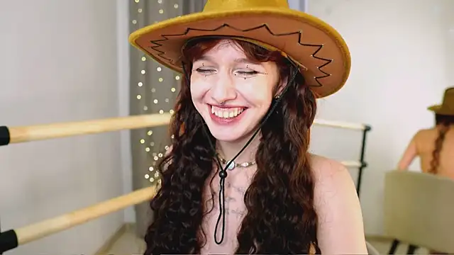 LeelooYolo online show from December 2025 07:53:02 PM