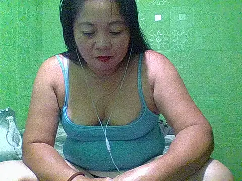 Snapshot of hottestmommm12345 chatting on October 2025 01:22:01 PM hottestmommm12345 online show from October 2025 01:22:01 PM