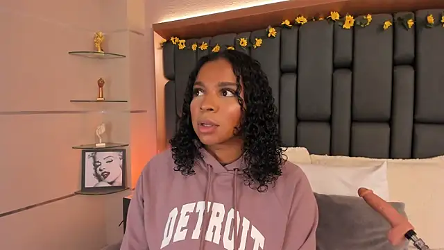 LisaMendez online show from November 2025 11:03:01 PM