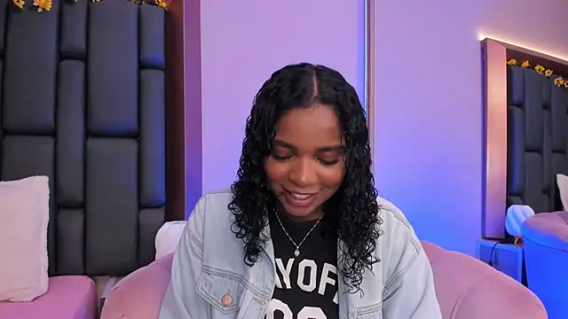 LisaMendez online show from December 2025 04:07:01 AM