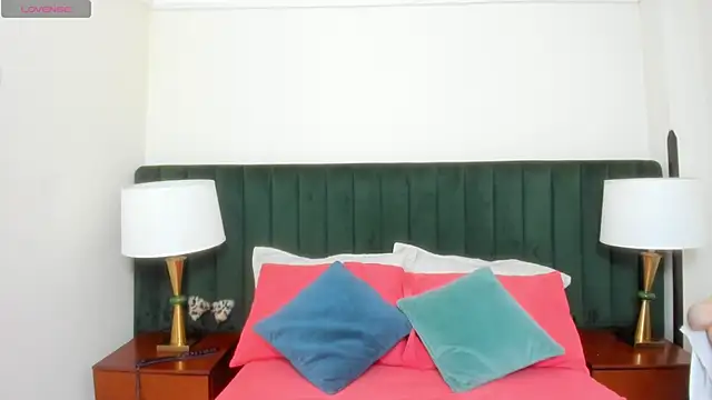 kiraGeiner online show from October 2025 09:35:02 AM