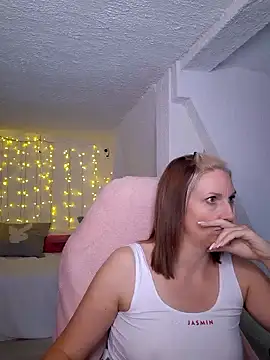 Snapshot of SexyJulia21 chatting on February 2025 12:08:01 PM SexyJulia21 online show from February 2025 12:08:01 PM